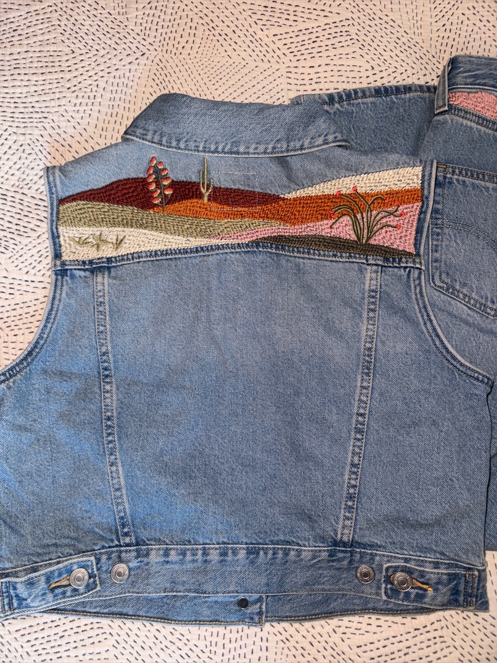 Levi's Light Blue Desert Utopia Embroidered Denim Vest and 501 90’s Jeans Set - Picture 16 of 16